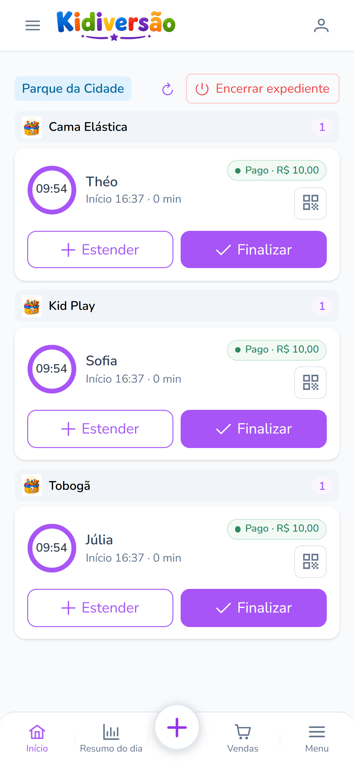 Tela de controle do Kidiversão com brinquedos e sessões de crianças em andamento, cada uma com seu cronômetro
